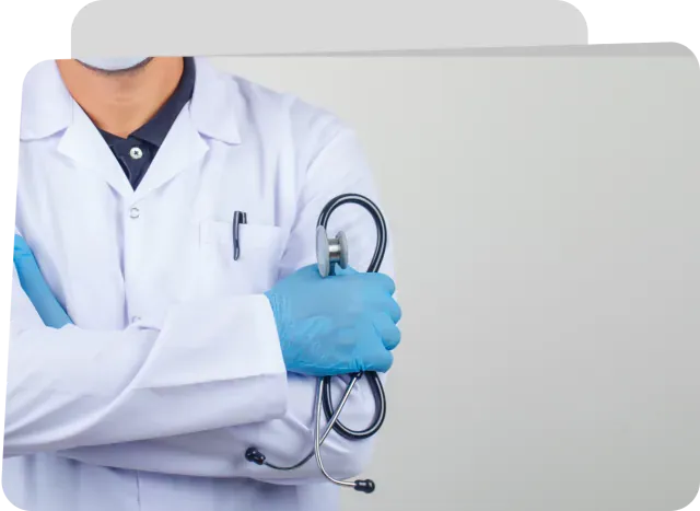 Médico con estetoscopio y guantes azules representa las tesis de medicina y salud